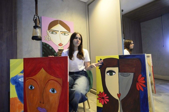 Estudante de medicina, Isadora Presot conta que reduziu drasticamente o tempo diante da tela do celular, depois que começou a pintar -  (crédito: Fotos:  Guilherme Felix CB/DA Press)