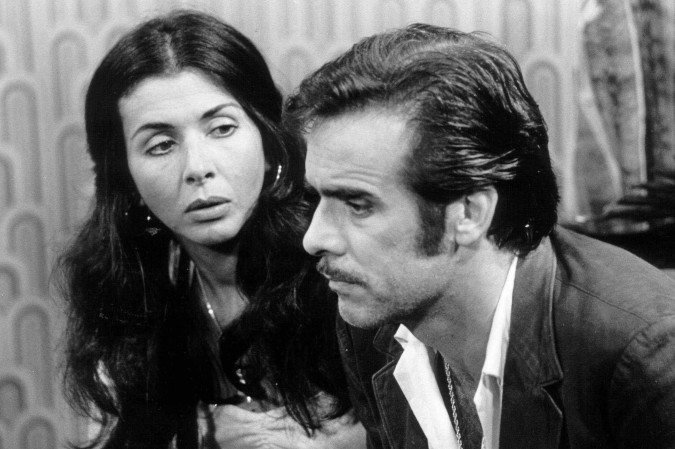 Credito: Arquivo/TV Globo. Betty Faria e Francisco Cuoco em cena da novela Pecado capital.20 nov. 2005. TV, p. 5.
 