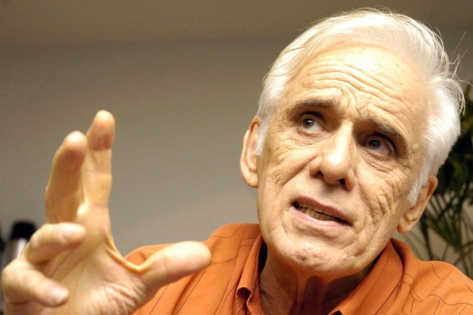 Brasil. Brasilia - DF. Pauta: Coletiva com Francisco Cuoco. 12/07/2006. Credito: Edilson Rodrigues/CB. Ator Francisco Cuoco durante entrevista, no Teatro Nacional.17 out. 2006. 2a. Pagina, p. 2. Aqui DF.
      Caption  -  (crédito: Edilson Rodrigues/CB/D.A Press)