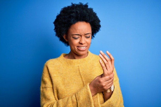Os dias frios costumam agravar as dores nas articulações (Imagem: Krakenimages.com | Shutterstock) - (crédito: EdiCase) Os dias frios costumam agravar as dores nas articulações (Imagem: Krakenimages.com | Shutterstock) - (crédito: EdiCase)