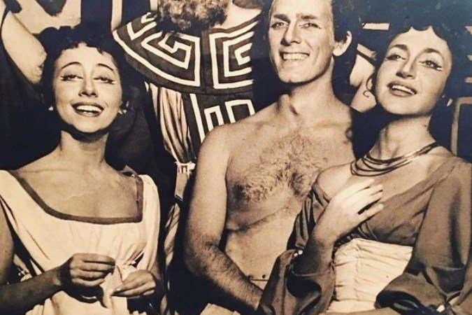 Francisco Cuoco (centro) estreou no tablado com a peça A muito curiosa história da virtuosa matrona de Éfeso, com Fernanda Montenegro, Nathalia Timberg e Sergio Brito
