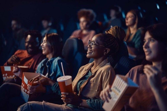 Ir ao cinema, além de contribuir para a valorização da cultura nacional, traz benefícios para a saúde mental (Imagem: Drazen Zigic | Shutterstock) - (crédito: EdiCase) Ir ao cinema, além de contribuir para a valorização da cultura nacional, traz benefícios para a saúde mental (Imagem: Drazen Zigic | Shutterstock) - (crédito: EdiCase)