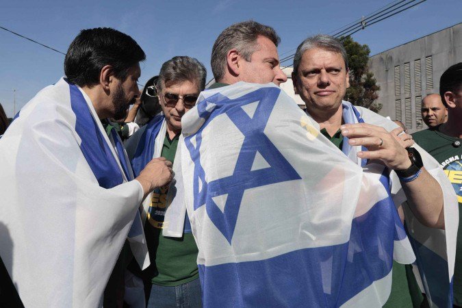 Tarcisio subiu no trio elétrico e cantou louvores nesta quinta-feira (19/6) - (crédito: Paulo Pinto/Agência Brasil) Tarcisio subiu no trio elétrico e cantou louvores nesta quinta-feira (19/6) - (crédito: Paulo Pinto/Agência Brasil)