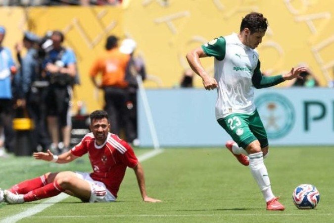 RAPHAEL VEIGA - Chegou a levar cartÃ£o vermelho por entrada dura. No entanto, Ã¡rbitro viu que seu carrinho nÃ£o utilizou de forÃ§a desproporcional, trocando a sanÃ§Ã£o por um amarelo.  Saiu no intervalo. NOTA 5,5. Foto: Cesar Greco/Palmeiras/by Canon