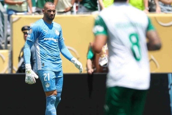 WEVERTON - Pouco foi testado. Com exceção de uma saída confusa, em que desviou a bola para dentro da própria área, não comprometeu. No fim, fez defesas simples em 