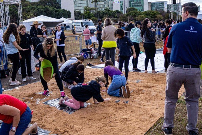 Fiéis se reúnem para confecção de tapetes de Corpus Christi