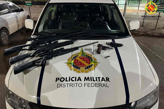 O homem possuía, em sua residência, três espingardas e uma pistola - (crédito: PMDF) O homem possuía, em sua residência, três espingardas e uma pistola - (crédito: PMDF)