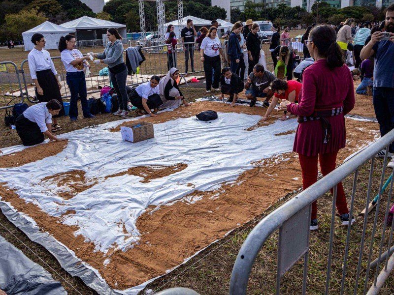 Fiéis se reúnem para confecção de tapetes de Corpus Christi -  (crédito: João Pedro Carvalho/CB)