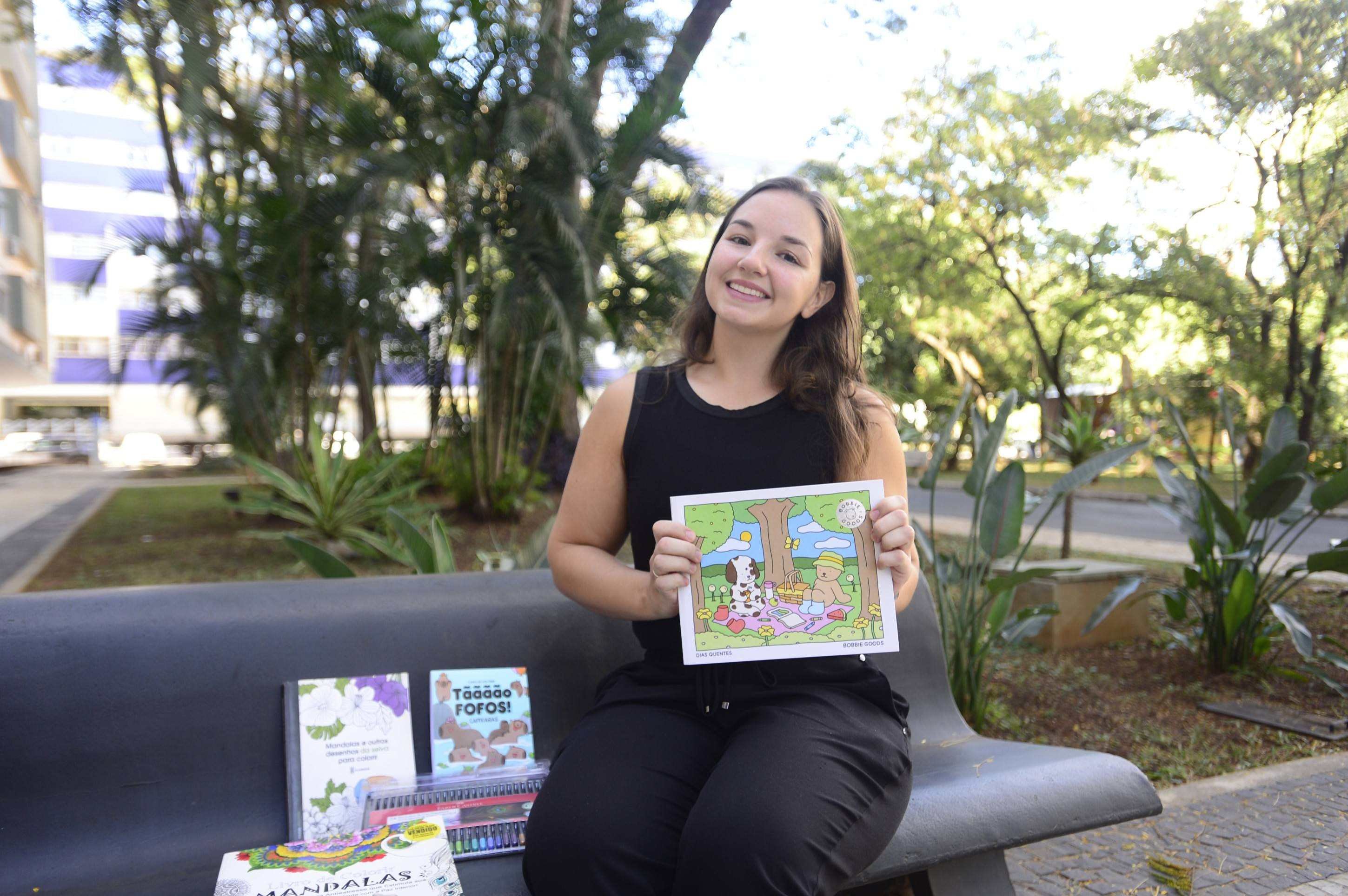 Ana Paula Pontes estudante de Nutrição. "Hoje, a sociedade está constantemente conectada ao celular, e a pintura se tornou minha alternativa para ter um descanso de verdade", declara 19.06.2025. Guilherme Felix CB/DA Press. Na contramão da hiperconexão. Ana Paula Pontes estudante de Nutrição