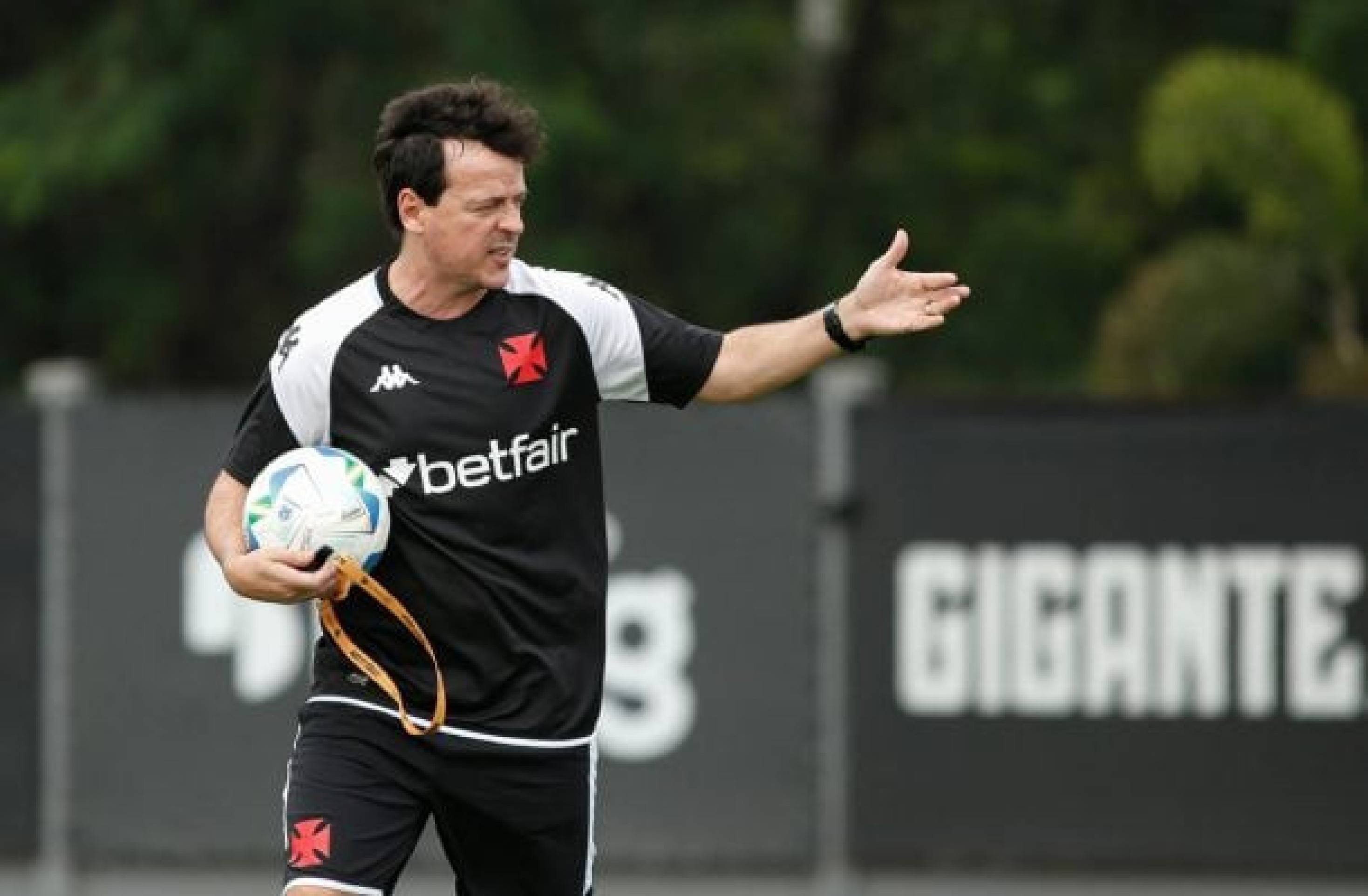Diniz diz a novo diretor de futebol do Vasco que não quer perder nenhum titular