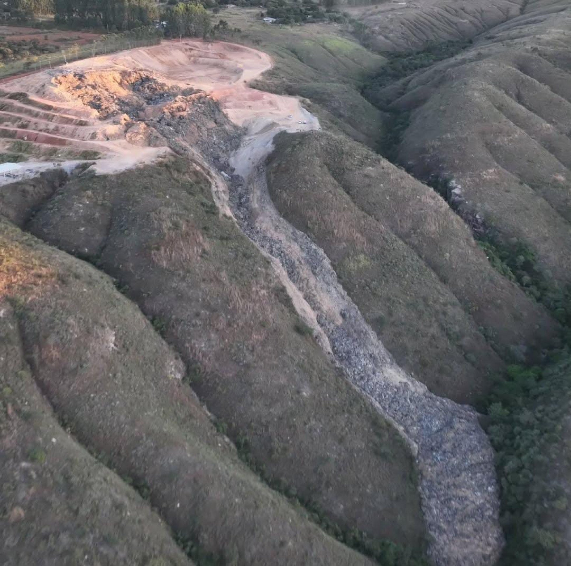 Vídeo: aterro sanitário próximo à Bacia do Rio Descoberto desaba Vídeo: aterro sanitário próximo à Bacia do Rio Descoberto desaba