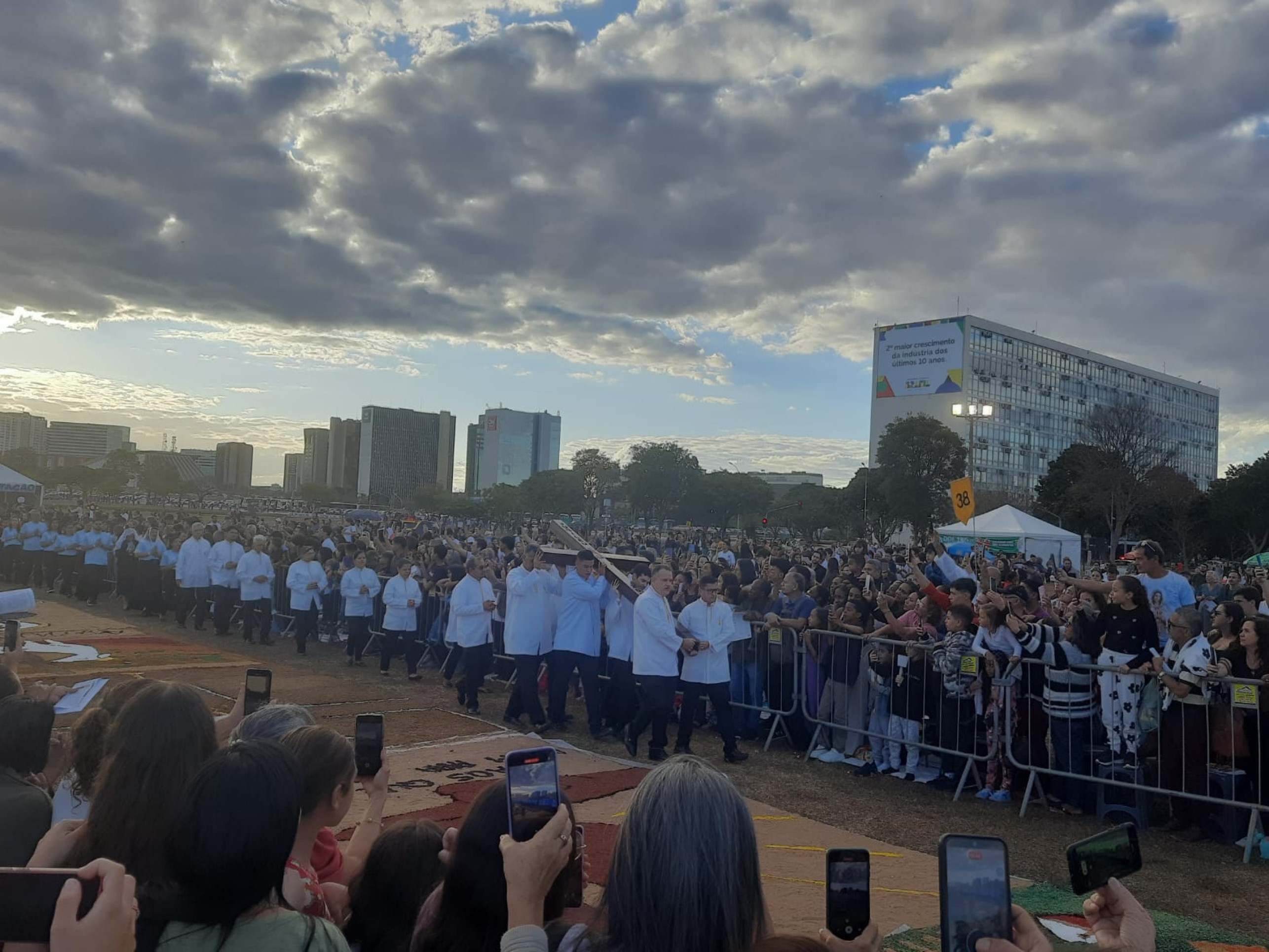Missa ao ar livre reúne milhares de pessoas na Esplanada dos Ministérios
