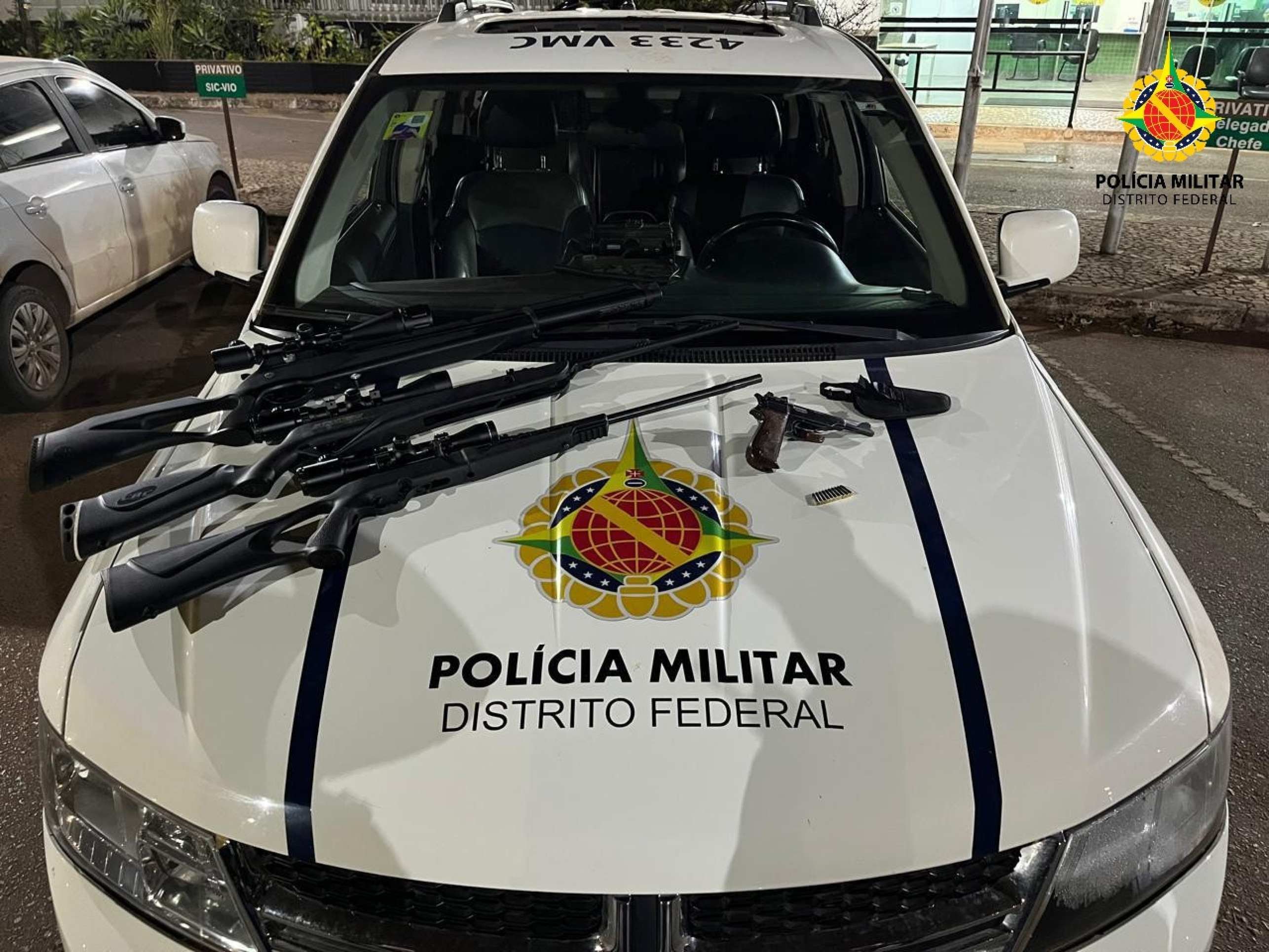 Denúncia de violência doméstica leva PMDF a prender homem com quatro armas