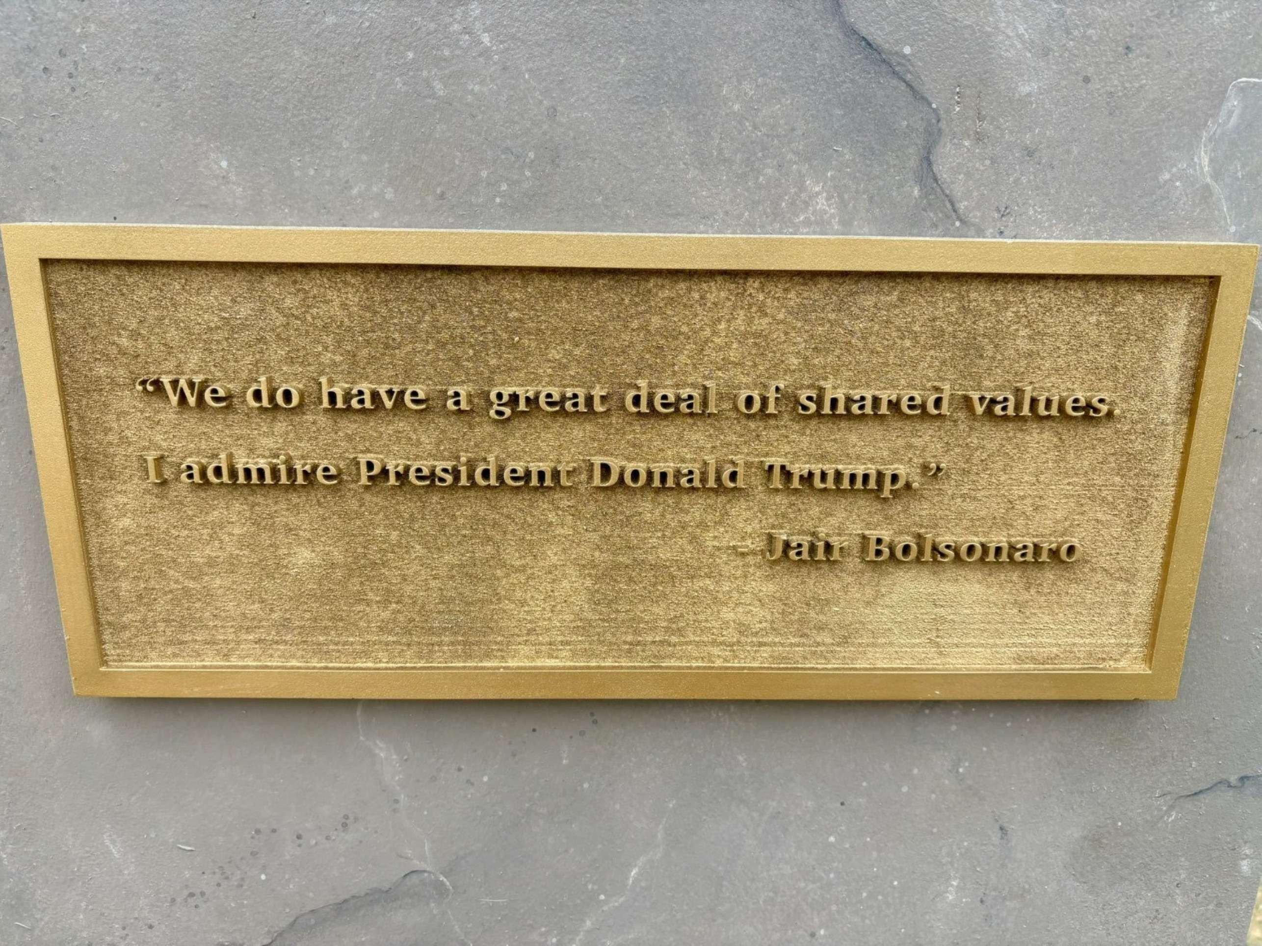 Frase de Bolsonaro sobre Trump é estampada em escultura perto da Casa Branca