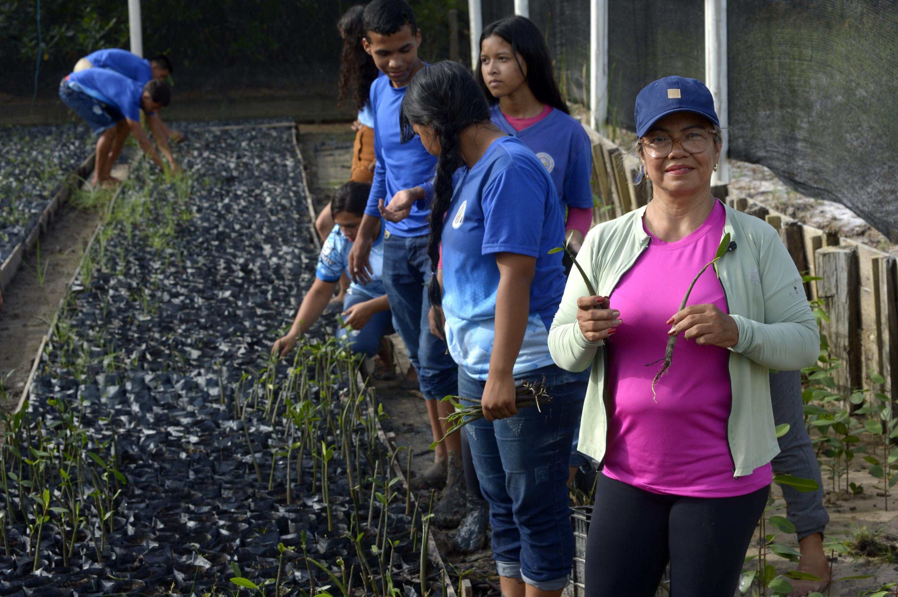  16/06/2025 Crédito: Marcelo Ferreira/CB/D.A Press. Brasil. Brasília - DF - Bragança ( Pará), Projeto Mangues da Amazônia. Siane Maria Ribeiro Pereira, professora de Lingua portuguesa, artes e de inglês com seus alunos no viveiro de mudas de mangue.