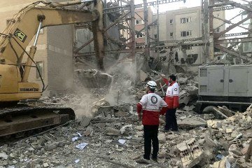 Esta foto, fornecida pelo Crescente Vermelho Iraniano em 19 de junho de 2025, mostra membros de suas equipes de resgate removendo os escombros de um prédio destruído durante um ataque israelense em Teerã     -  (crédito: Iranian Red Crescent/AFP)