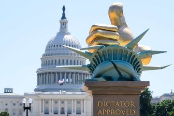 Estátua intitulada 'Aprovada pelo Ditador' no National Mall em Washington -  (crédito: Mandel NGAN/AFP)