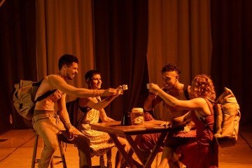 Espetáculo teatral 'Chá com mel' - (crédito: Nathan Nascimento/Divulgação) Espetáculo teatral 'Chá com mel' - (crédito: Nathan Nascimento/Divulgação)