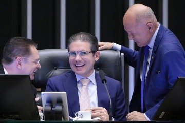 Segundo Sóstenes (à esq.), Motta (centro) promoveu reunião para mostrar os valores que cada legenda terá direito a indicar para as comissões -  (crédito: Bruno Spada/Câmara dos Deputados)