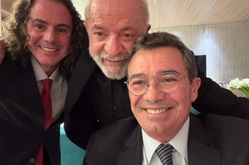 O encontro foi oferecido pelo presidente do TCU, ministro Vital do Rêgo (à direita). Seu irmão, o senador Veneziano Vital do Rêgo (à esquerda), também participou. -  (crédito: Reprodução/X @venezianovital)