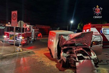 Carro colide em poste de iluminação e uma vítima fica presa nas ferragens -  (crédito: CBMDF/Divulgação)