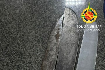 O menor concordou em soltar as armas brancas após negociação com os militares -  (crédito: PMDF)