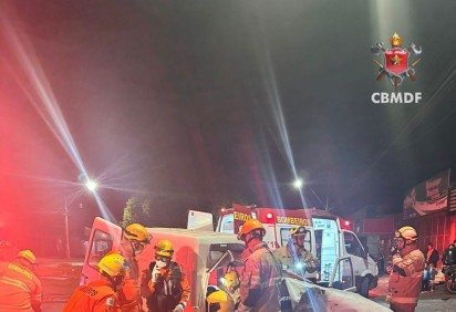 Carro colide em poste de iluminaÃ§Ã£o e uma vÃ­tima fica presa nas ferragens