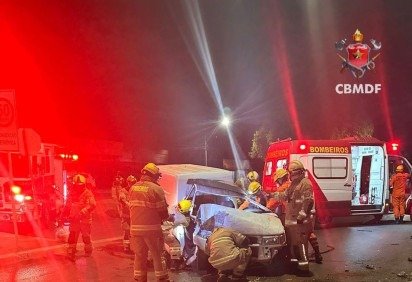 Carro colide em poste de iluminação e uma vítima fica presa nas ferragens