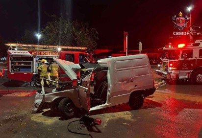 Carro colide em poste de iluminação e uma vítima fica presa nas ferragens