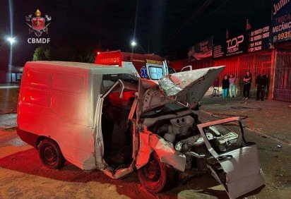 Carro colide em poste de iluminação e uma vítima fica presa nas ferragens