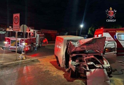 Carro colide em poste de iluminação e uma vítima fica presa nas ferragens
