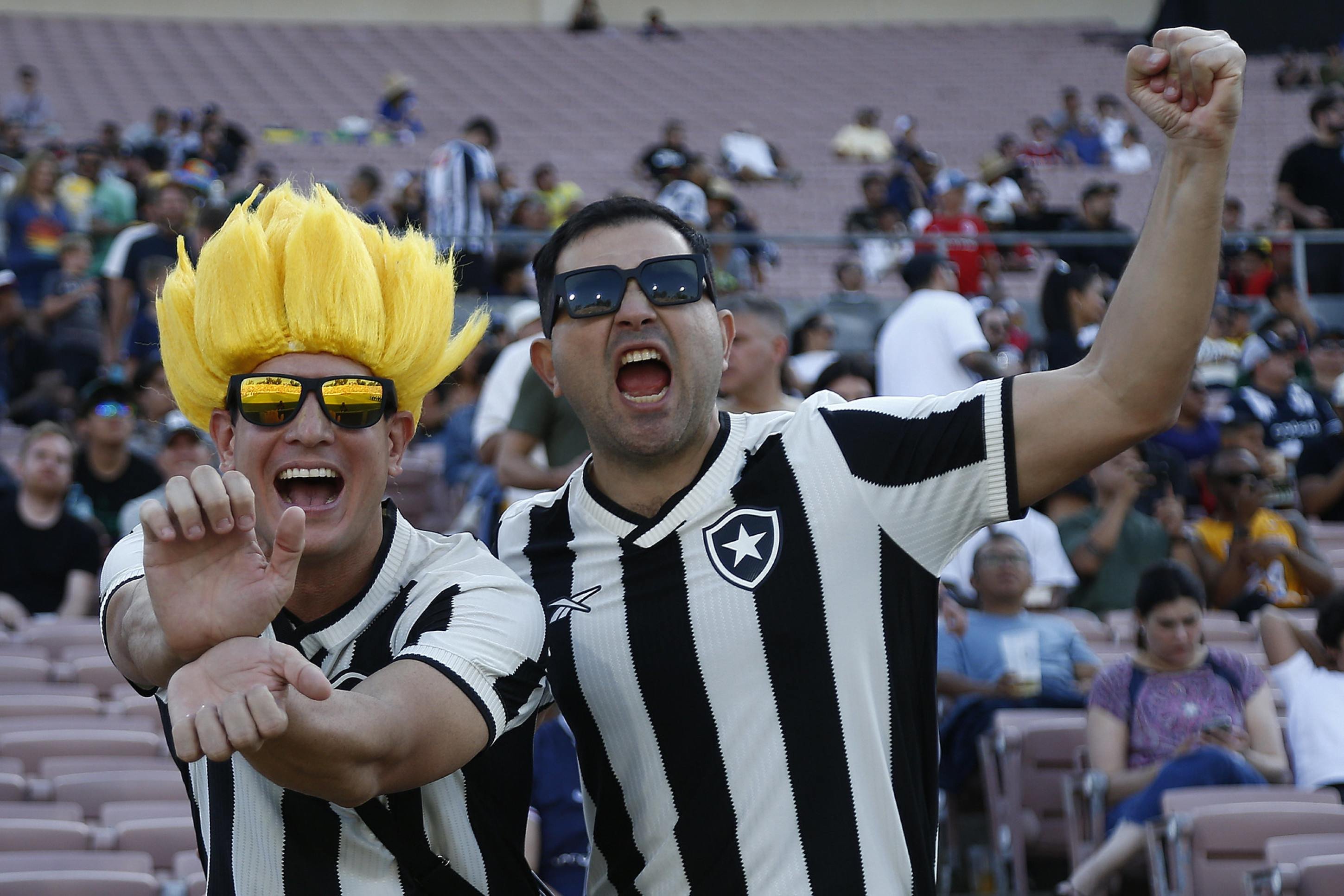 Dois torcedores já cientes da característica comemoração de Igor Jesus, compartilham o amor por Dragon Ball.