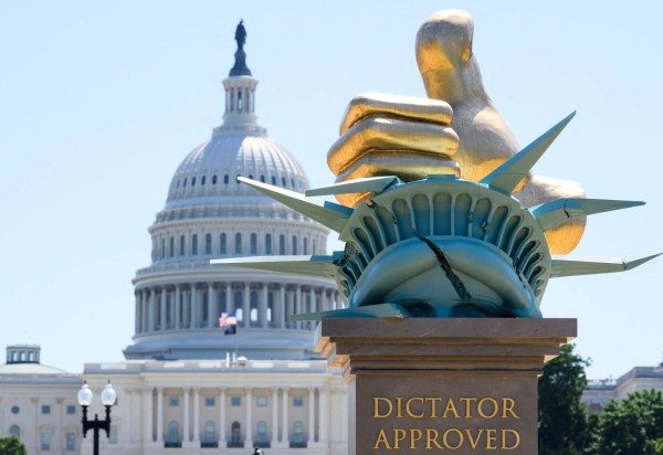 Estátua intitulada 'Aprovada pelo Ditador' no National Mall em Washington