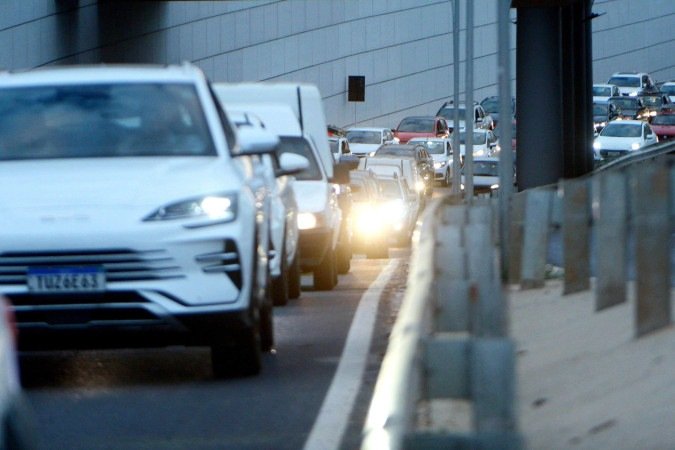 Especialistas afirmam que a construção de mais vias contribuem também para o aumento do fluxo de veículos -  (crédito:  Ed Alves CB/DA Press)