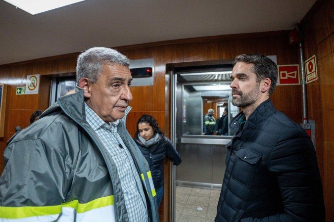 Com o prefeito de Porto Alegre, Sebastião Melo (E), Leite anunciou a liberação de R$ 60 milhões em recursos para os municípios afetados - (crédito: Mauricio Tonetto/Secom/Governo do RS) Com o prefeito de Porto Alegre, Sebastião Melo (E), Leite anunciou a liberação de R$ 60 milhões em recursos para os municípios afetados - (crédito: Mauricio Tonetto/Secom/Governo do RS)