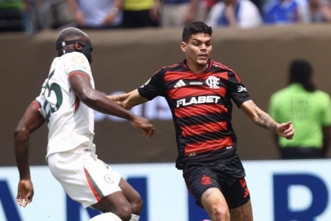 AYRTON LUCAS Presença forte no apoio, sempre buscando se apresentar para o passe. Cometeu alguns erros de marcação no primeiro tempo. NOTA: 6,5