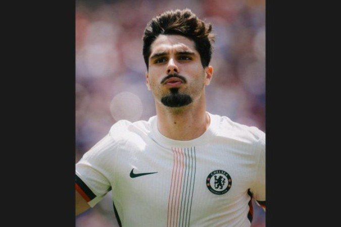 CHELSEA Time com muitos jogadores talentosos, capazes de resolver jogadas com inteligência, como Pedro Neto no gol. Porém, sentiu a má atuação de seu craque, Palmer, e caiu de rendimento no segundo tempo,  não saindo da tática inteligente do Fla, E ainda terminou com um a menos. Mereceu a derrota. NOTA: 5,5