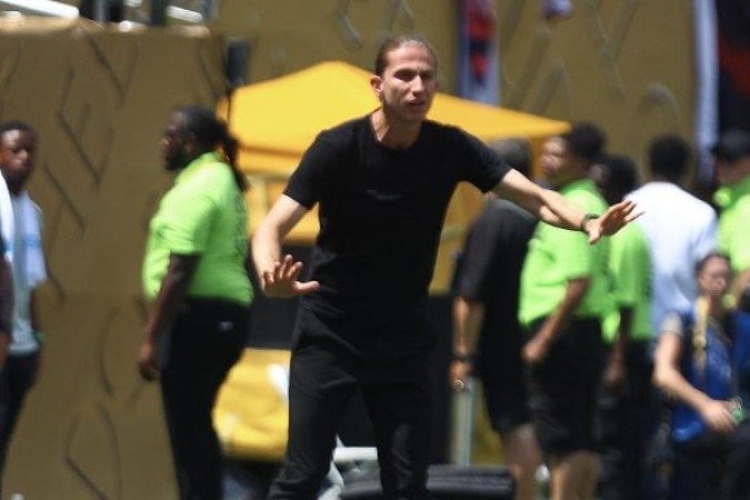 TÉCNICO – FILIPE LUÍS. O Flamengo pressionou com marcação alta que confundiu o Chelsea. Seu maior mérito foi a ousadia de substituir o craque Arrascaeta, que estava mal, por Bruno Henrique – que decidiu a partida.  E teve estrela, colocou Wallace Yan e um minuto depois o garoto fez 3 a 1. NOTA: 7,0