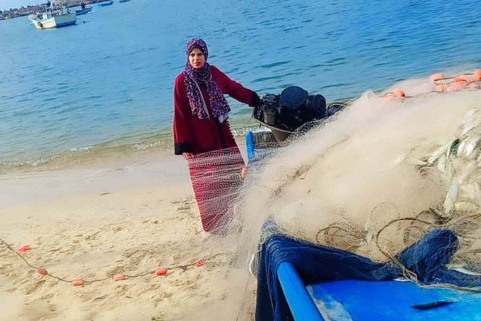 Nascida no campo de refugiados Al-Shati, a palestina aprendeu a pescar com o pai -  (crédito: Divulgação/Madleen Kullab)