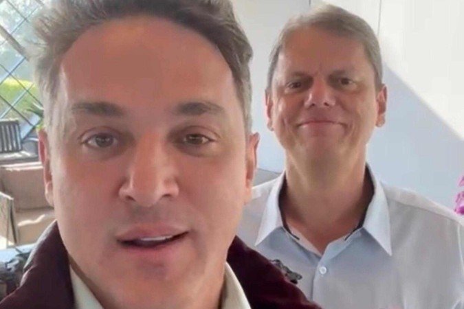 Tarcísio (à direita) se comprometeu publicamente a enviar equipamentos e oferecer o apoio necessário para auxiliar no enfrentamento da nova catástrofe climática - (crédito: Reprodução/ Assessoria ) Tarcísio (à direita) se comprometeu publicamente a enviar equipamentos e oferecer o apoio necessário para auxiliar no enfrentamento da nova catástrofe climática - (crédito: Reprodução/ Assessoria )