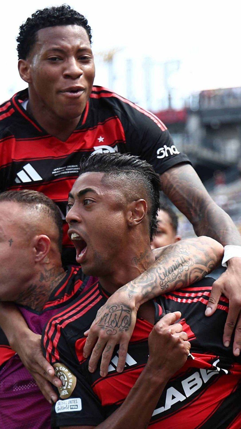 Flamengo's Brazilian forward #27 Bruno Henrique (C) celebrates with teammates after scoring his team's first goal during the FIFA Club World Cup 2025 Group D football match between Brazil's CR Flamengo and England's Chelsea at the Lincoln Financial Field stadium in Philadelphia on June 20, 2025. -  (crédito: Franck Fife/AFP)