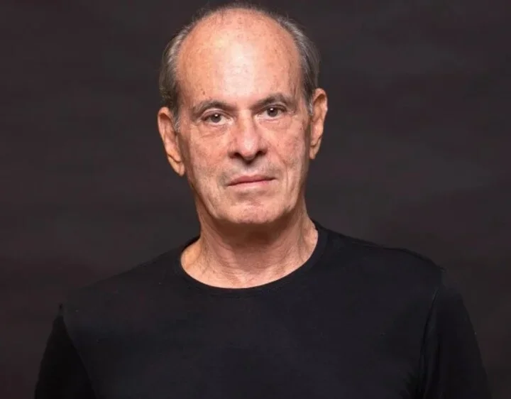 Aos 83 anos, Ney Matogrosso segue em plena atividade. No dia 10/01/2025, ele lançou um novo álbum nas plataformas digitais. "Canções para um novo mundo", parceria do consagrado artista com a banda Hecto, tem seis faixas inéditas e conta com a participação especial de Ana Cañas, Frejat e do baterista Will Calhoun, da banda de rock americana Living Colour. 
 -  (crédito: Divulgação/Leo Aversa)