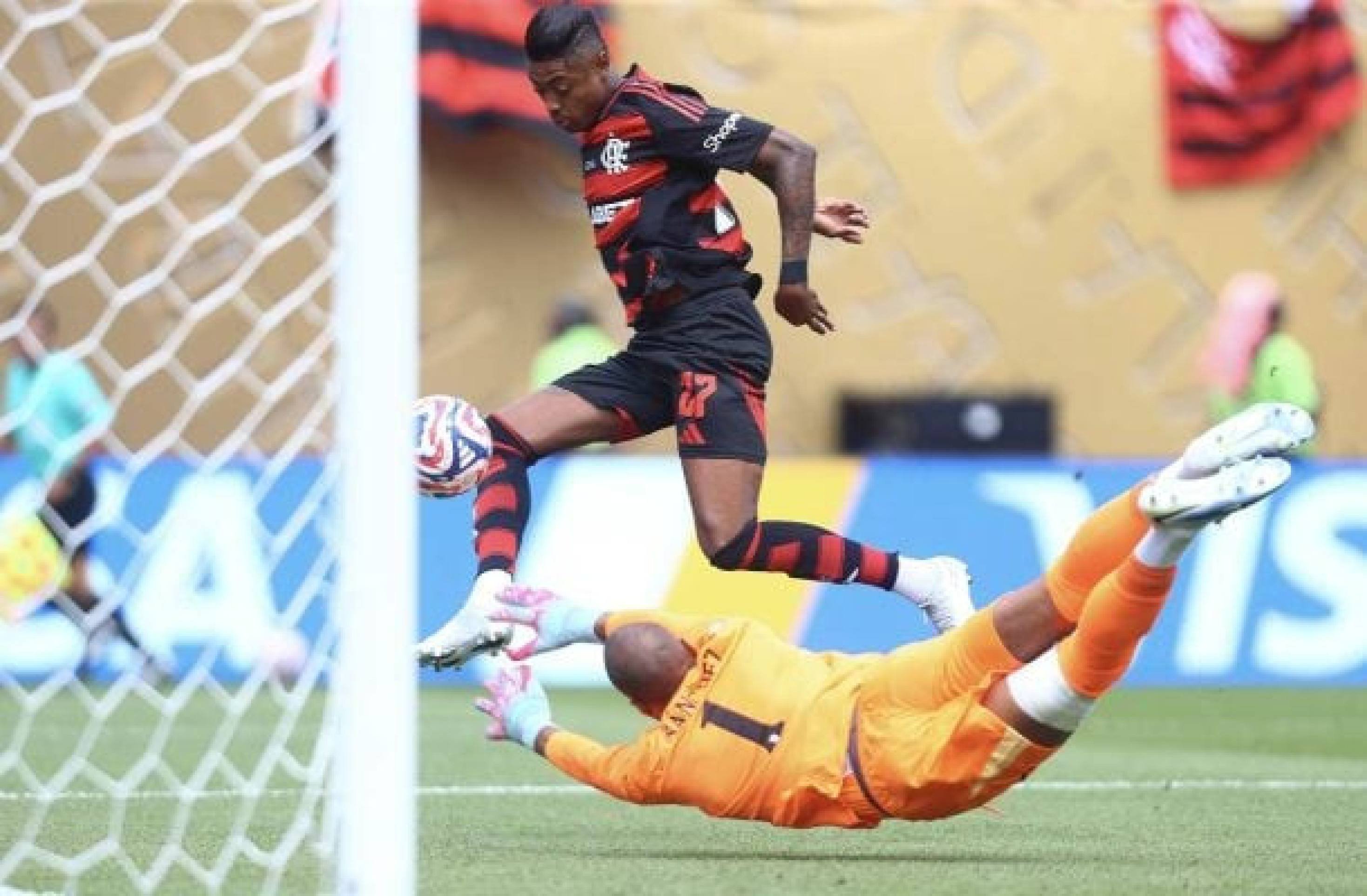 Danilo (esq.) e Bruno Henrique iniciaram virada do Flamengo contra o Chelsea -  (crédito: Foto: Gilvan de Souza/Flamengo)