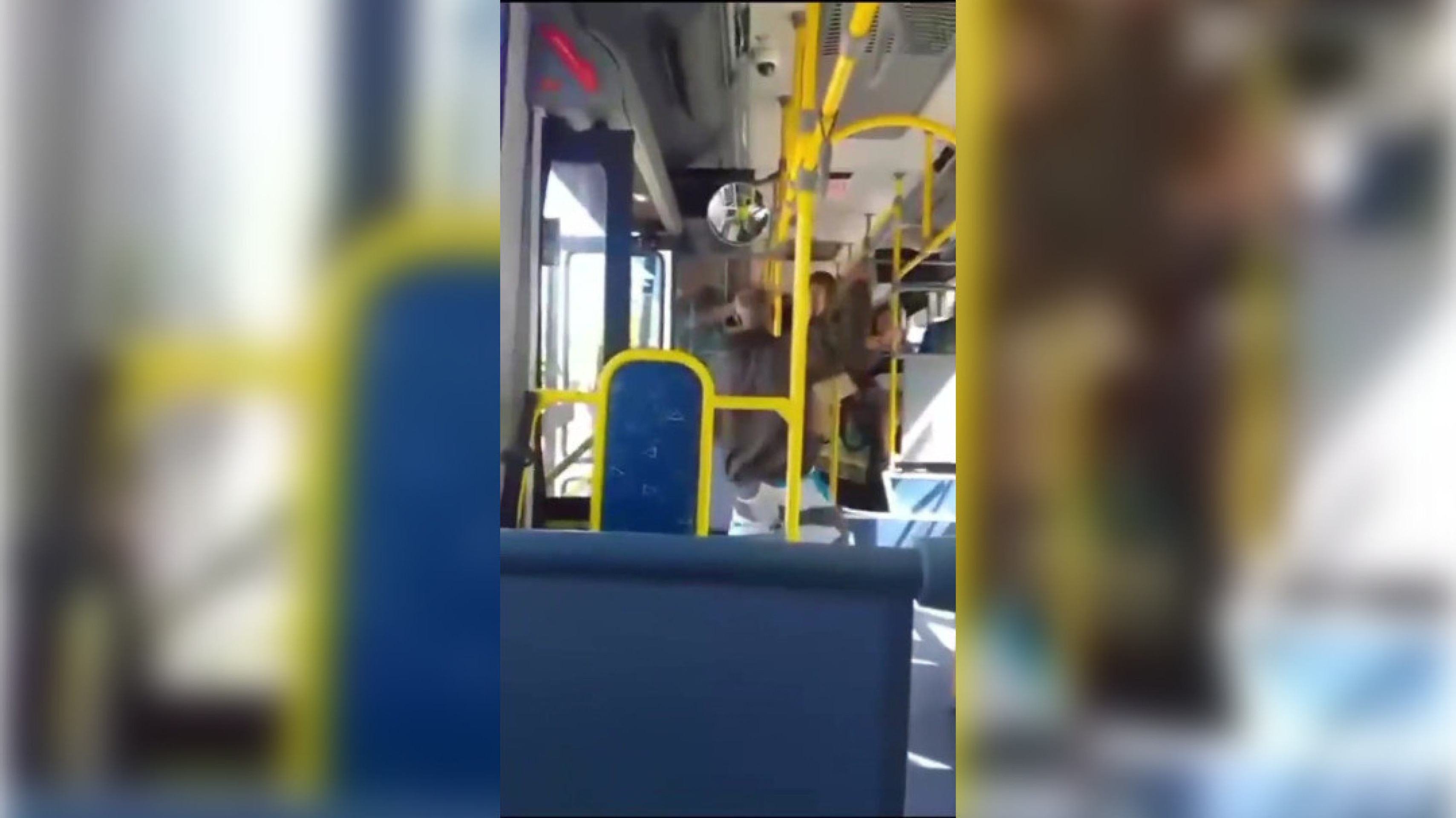 Vídeo: briga em ônibus na Asa Sul termina com foragido preso