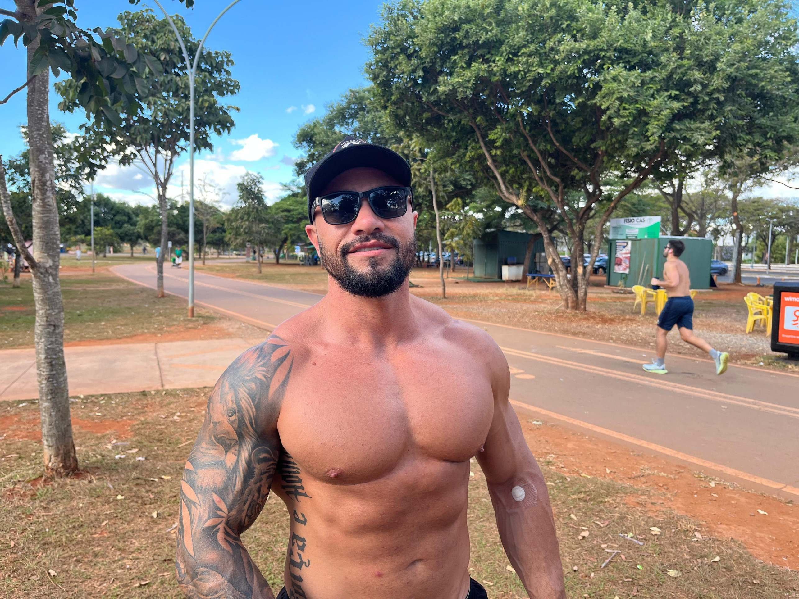 Tiago Lima torceu o pé ao tropeçar em uma calçada quebrada