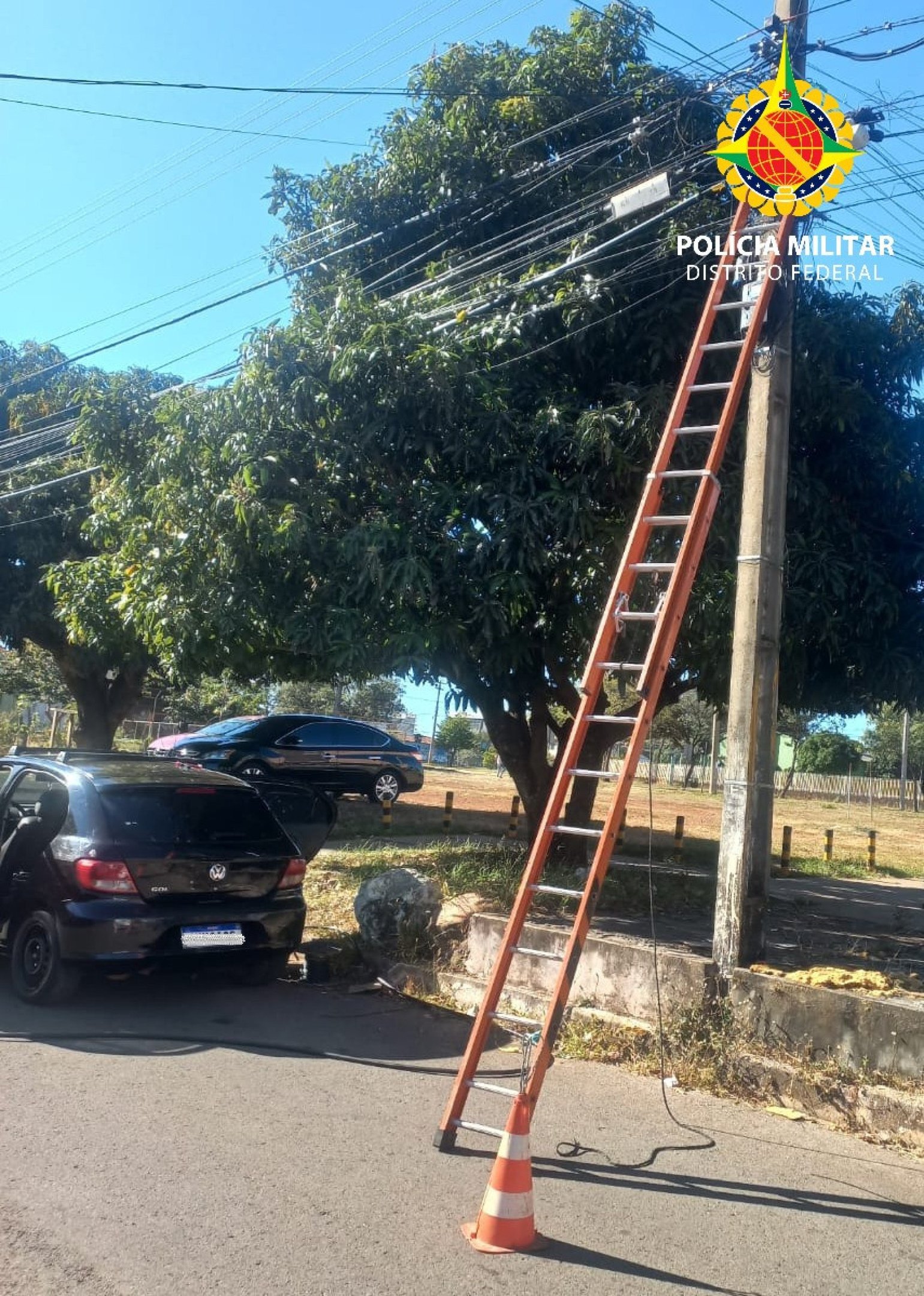 O suspeito foi localizado com um veículo carregado de fiação subtraída de vias públicas da região