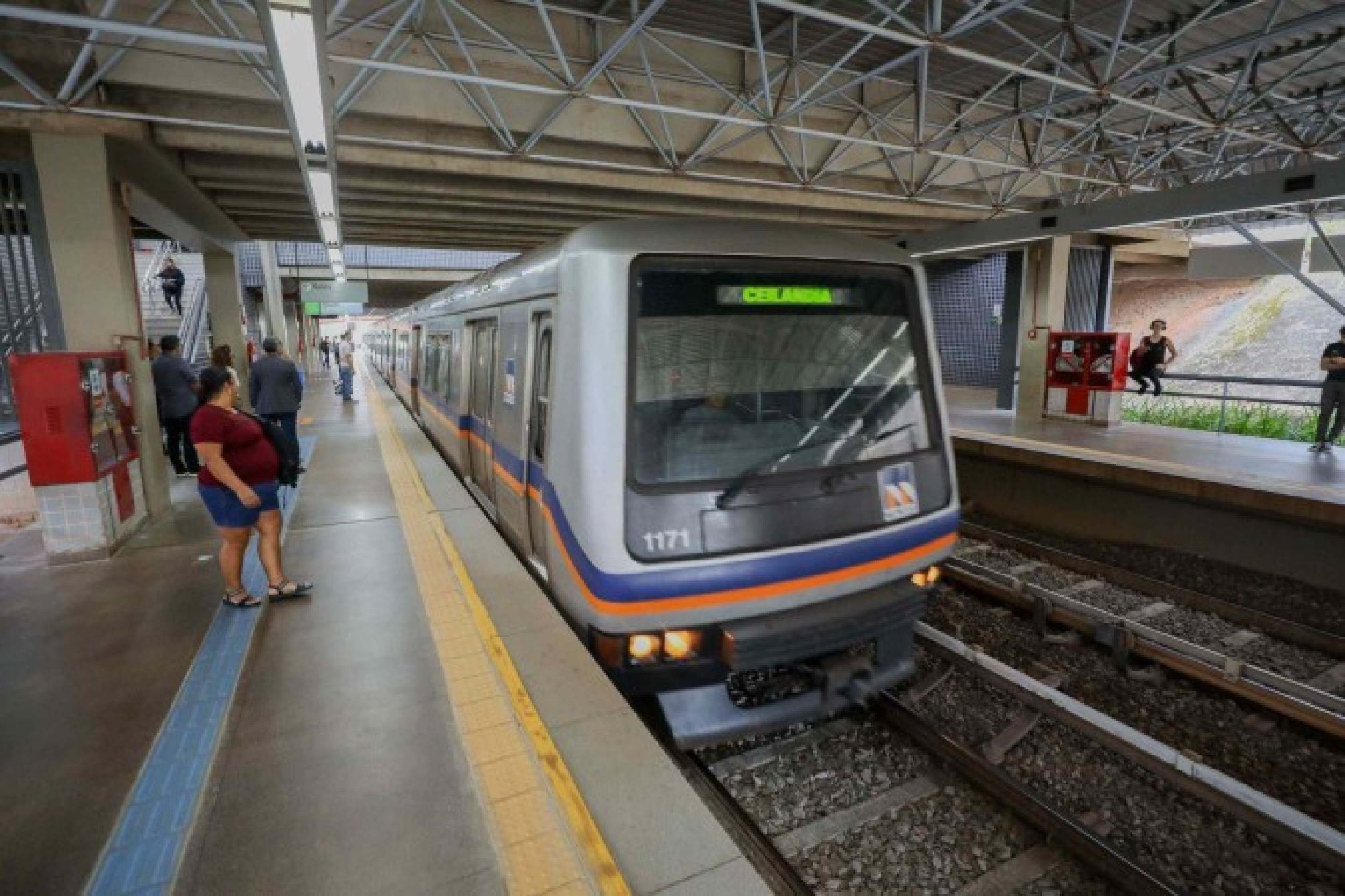 Metrô-DF volta a funcionar após rompimento em cabo de energia