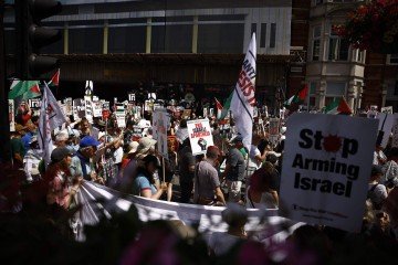 Apoiadores pró-Palestina se reúnem na Russell Square para participar de uma marcha pelo centro de Londres, em 21 de junho de 2025, em uma manifestação organizada pela Campanha de Solidariedade Palestina, pedindo 'Não à Guerra ao Irã', 'Parem de Armar Israel', 'Parem de Matar Gaza de Fome' e o fim do 'Genocídio'. -  (crédito:  BENJAMIN CREMEL / AFP)