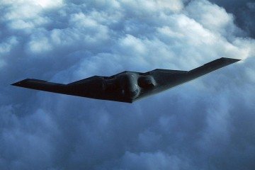 Esta foto, sem data, do Departamento de Defesa dos EUA, mostra um bombardeiro B-2 americano em voo em local não divulgado.  -  (crédito:  AFP)