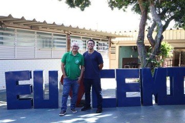 Diretor do CEMI do Gama, Lafaiete Formiga, e o aluno Daniel Carvalho: aulas de empreendedorismo durante o ensino médio
 -  (crédito: Arquivo Pessoal)